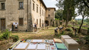 Junge Freiwillige bei Denkmalpflegearbeiten an der Villa di Montesecco in Pistoia