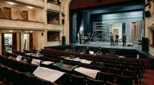 Vorbereitungen auf der Bühne des Gerhart-Hauptmann-Theaters in Zittau vor dem Beginn der neuen Spielzeit.